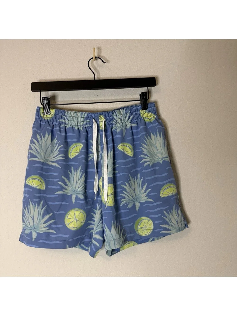 Chubbies Swim Trunks Medium 5.5” Inseam Blue Pineapple Lime Print Lined